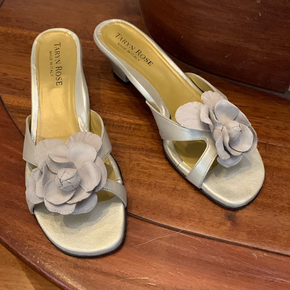 Stunning Taryn Rose platinum slide with suede rose accent